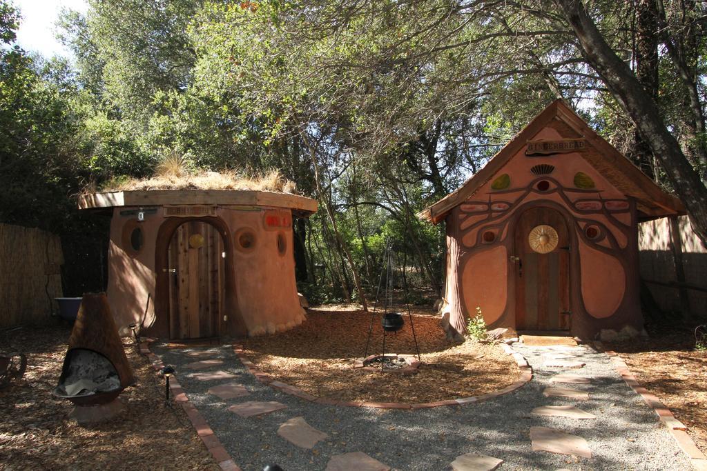 Отель Hobbit Hut Джисервилл Экстерьер фото
